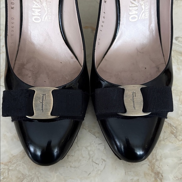 Salvatore Ferragamo Vara Bow Classic Leather Heels Pumps - Picture 7 of 12